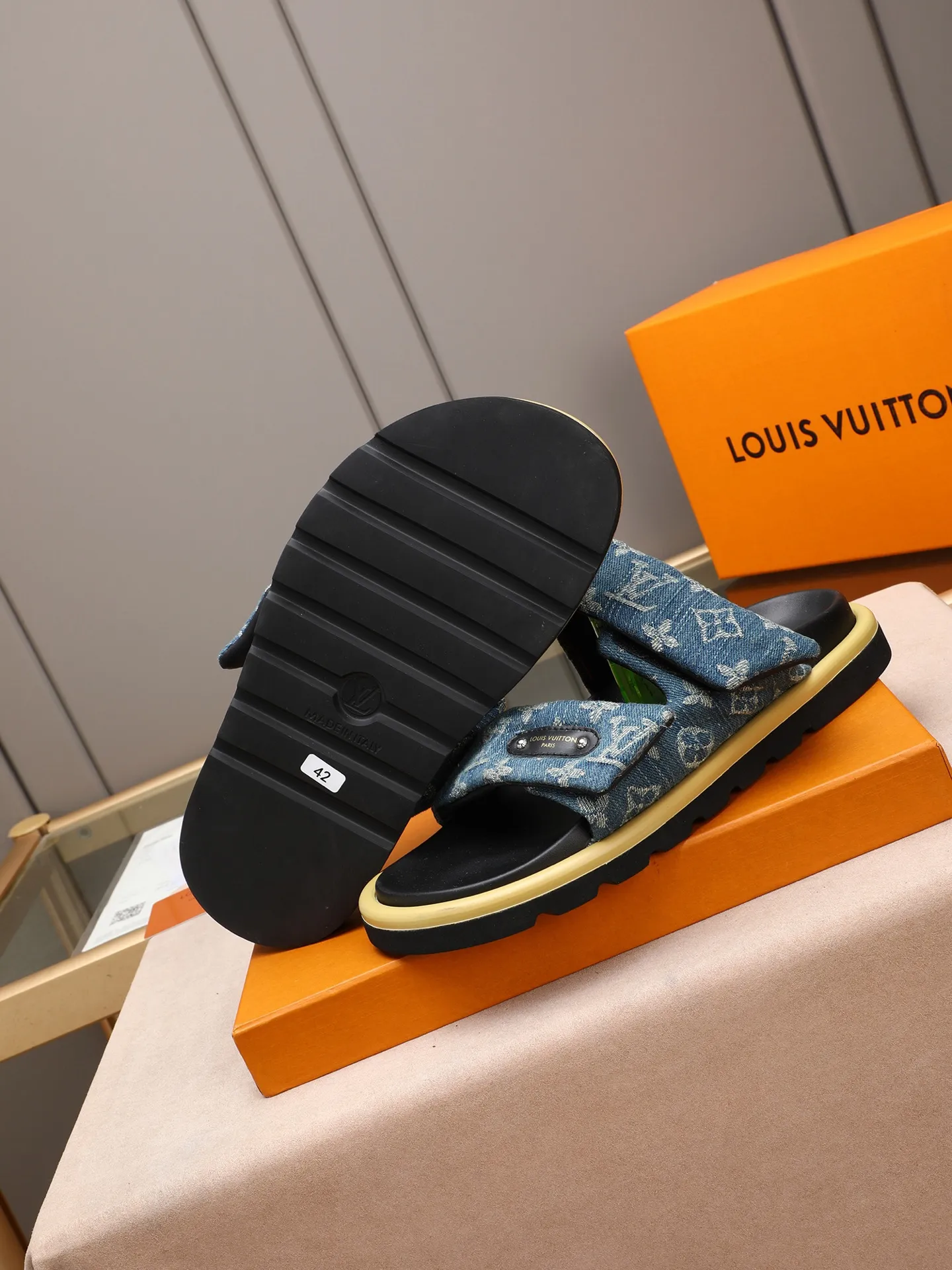PP360 [LOUIS VUITTON] Louis Vuitton, LV printing, men's and women's slippers are on the market. The drawer box packaging comes with a cloth bag and a card. The upper pattern looks very soft and waxy, and it is a super versatile leg slimming tool. Fabric: imported denim/canvas/old fabric, LV hardware LOGO, official website pattern printing, comfortable to wear, feet: high-elastic PU water table. Sole: foam sole, heel height: about 5cm. Code number: 35-46, 35, 45, 46 are custom-made and non-returnable. Color: multiple colors and styles available.